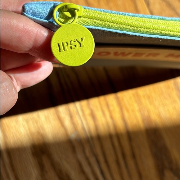 Ipsy makeup pouch - Picture 2 of 3